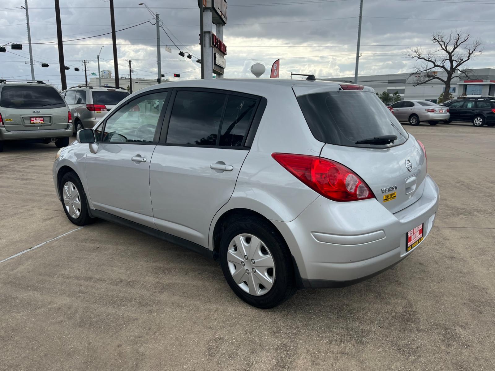 2009 SILVER /black Nissan Versa 1.8 S Hatchback (3N1BC13E09L) with an 1.8L L4 DOHC 16V engine, Manual transmission, located at 14700 Tomball Parkway 249, Houston, TX, 77086, (281) 444-2200, 29.928619, -95.504074 - Photo #4